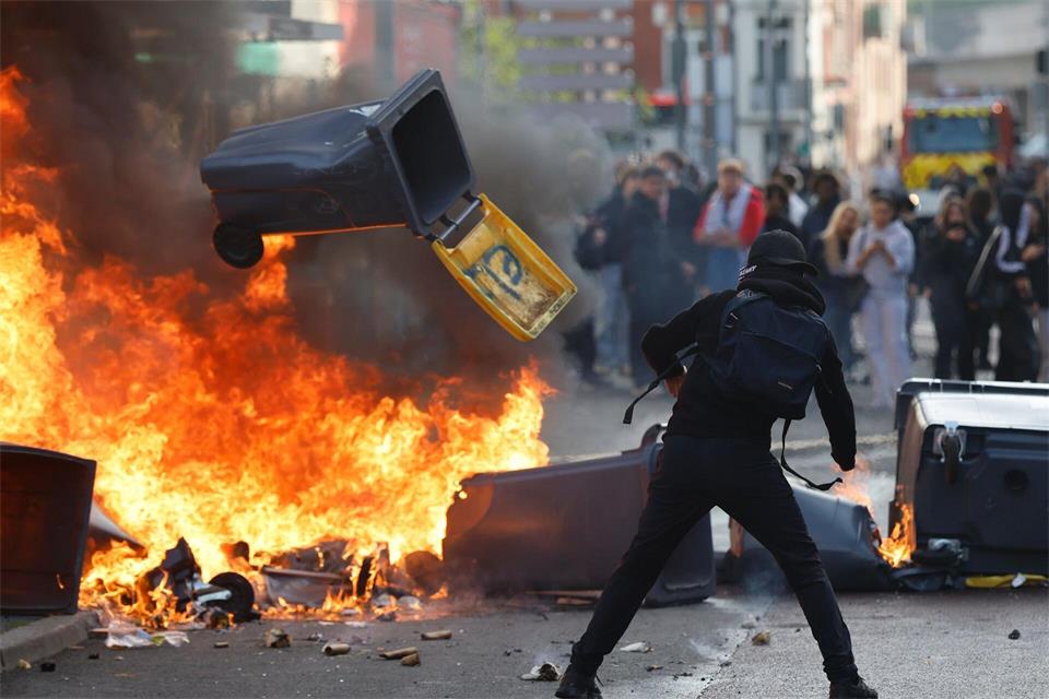 Tausende Menschen wurden bei den Protesten bereits festgenommen. (Archivbild)Jean-Francois Badias/AP/dpa