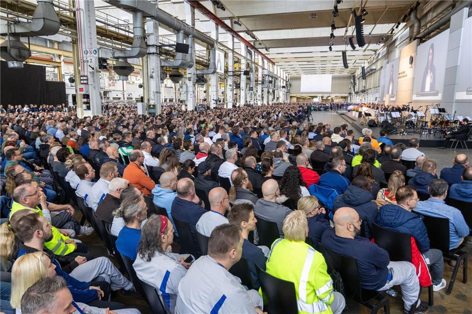 Tausende Mitarbeiterinnen und Mitarbeiter folgen der Versammlung in Halle 11 des Stammwerks.Kevin Nobs/Volkswagen AG/dpa