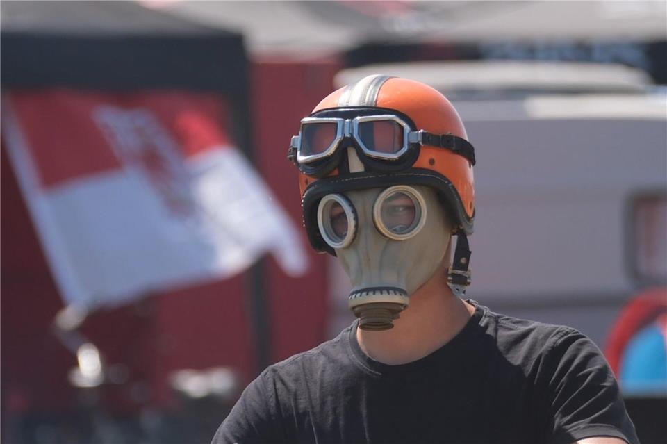 Tausende Mopedfans versammeln sich in Zwickau. Sebastian Willnow/dpa