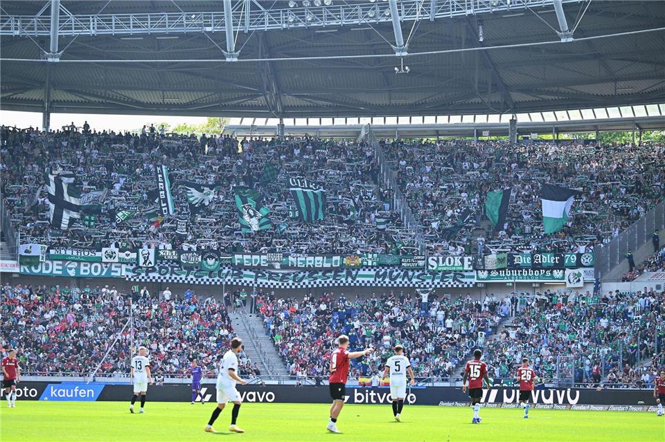 Tausende Preußen-Fans unterstützen ihr Team beim 3:3 in Hannover.Swen Pförtner/dpa