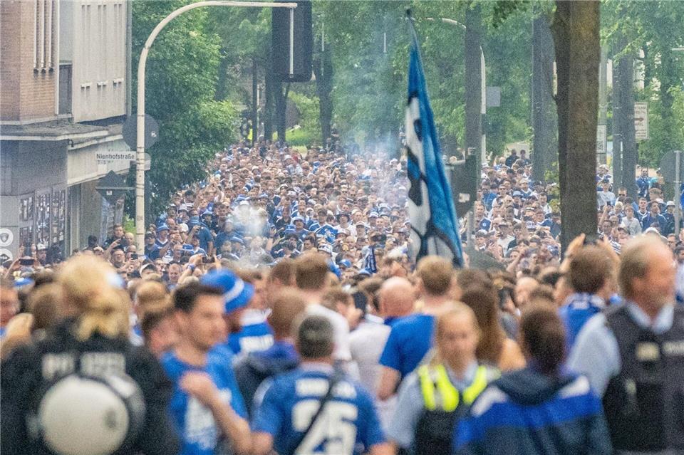 Tausende Schalker Anhänger gingen am Samstag gemeinsam zur Arena.Benjamin Westhoff/dpa