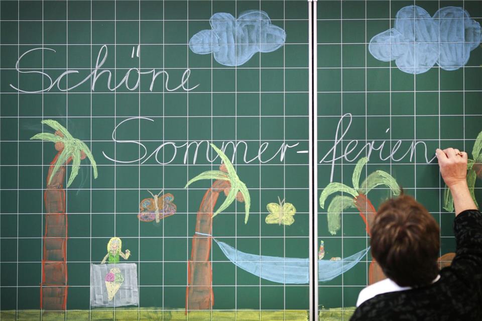 Tausende Schüler dürfen am Freitag mit ihrem Zeugnis in der Hand in die sechswöchigen Sommerferien starten. (Symbolbild)Ina Fassbender/dpa