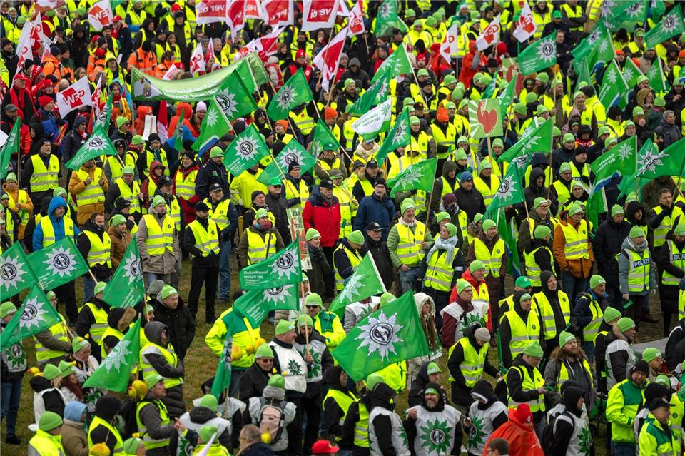 Tausende Streikende demonstrieren in DüsseldorfThomas Banneyer/dpa