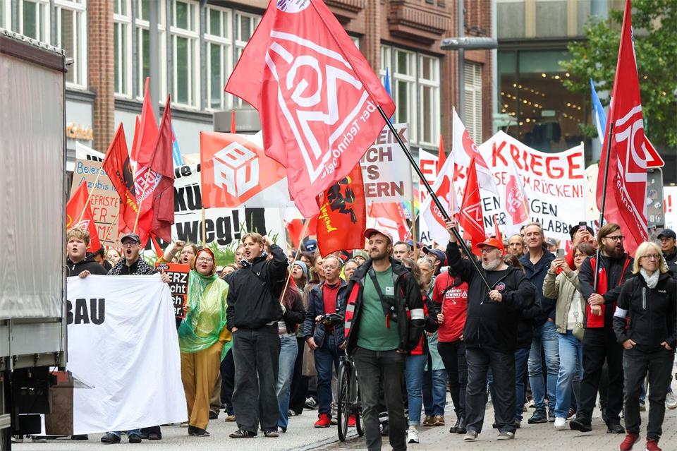 Tausende Teilnehmer bei DGB-Kundgebung auf dem Hamburger Rathausmarkt.Bodo Marks/dpa