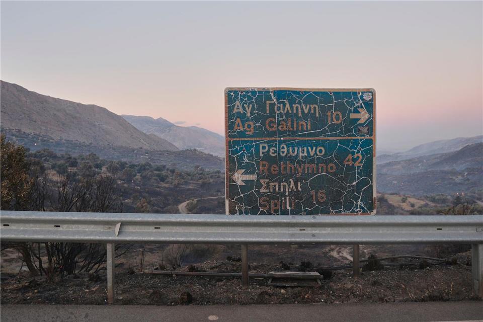 Tausende Touristen mussten die Ortschaft Agia Galini verlassen. Giannis Angelakis/AP/dpa