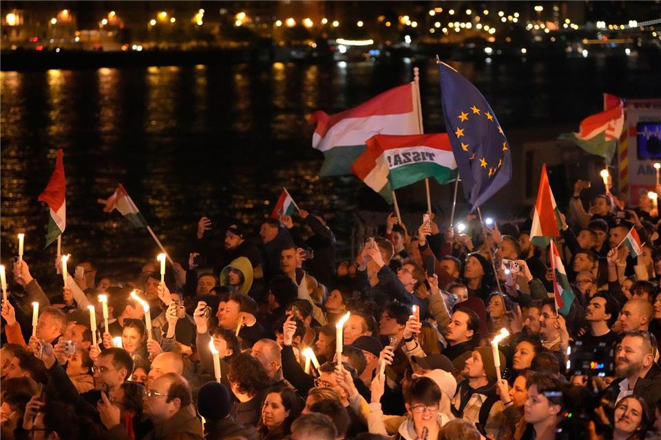 Tausende Ungarn jubelten in Budapest nach dem Wahlsieg der Tisza-Partei. (Archivbild)Darko Bandic/AP/dpa