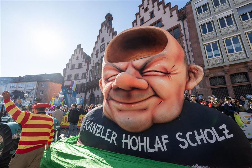 Tausende Zuschauer feierten beim Fastnachtsumzug - mit dabei eine Figur von „Kanzler Hohlaf Scholz“.Boris Roessler/dpa