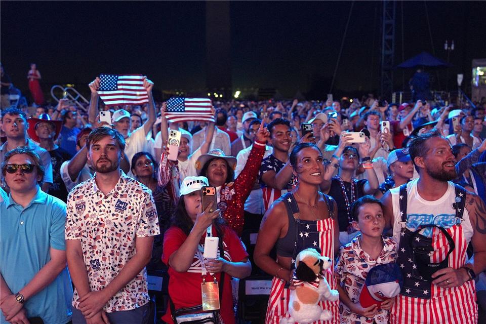 Tausende Zuschauer hatten sich auf der National Mall in Washington versammelt.Mark Schiefelbein/AP/dpa