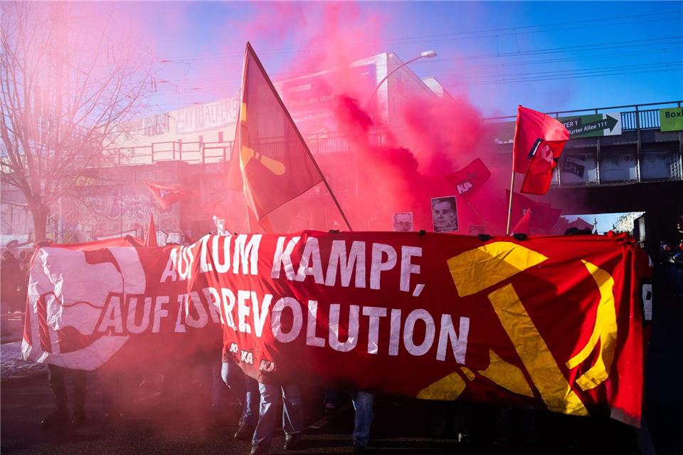 Tausende beteiligen sich an der Demonstration in Berlin.Christophe Gateau/dpa
