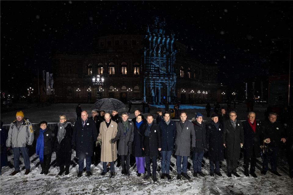 Tausende bilden Menschenkette bei Dresdner GedenktagSebastian Kahnert/dpa