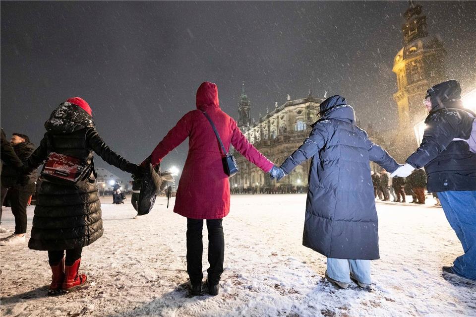 Tausende bilden jedes Jahr die Menschenkette zum Gedenken.Sebastian Kahnert/dpa