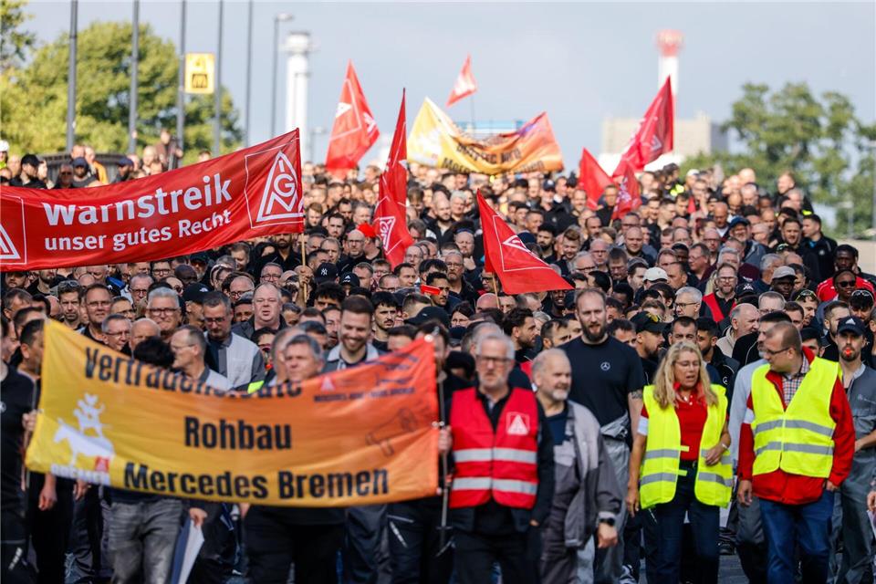 Tausende demonstrieren in Bremer gegen die Sparpläne.Focke Strangmann/dpa