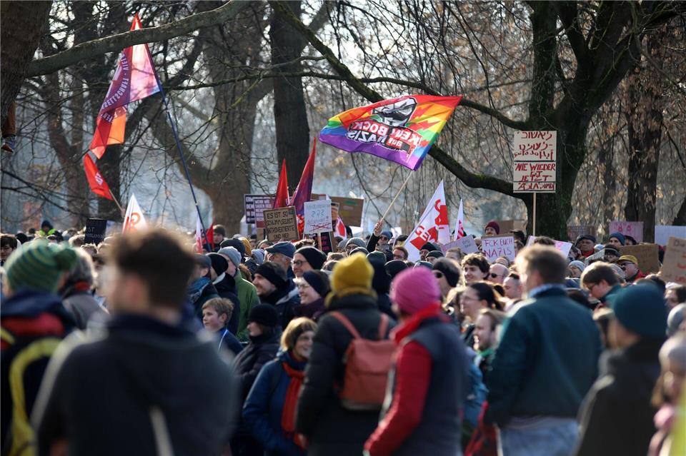 Tausende demonstrieren in Göttingen gegen einen Aufmarsch der sogenannten Querdenker-Szene.Stefan Rampfel/dpa