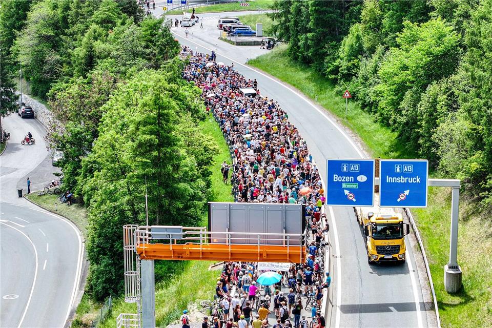 Tausende demonstrierten gegen die Umweltbelastungen durch den TransitverkehrJason Tschepljakow/dpa