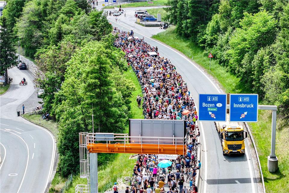 Tausende demonstrierten gegen die Umweltbelastungen durch den TransitverkehrJason Tschepljakow/dpa
