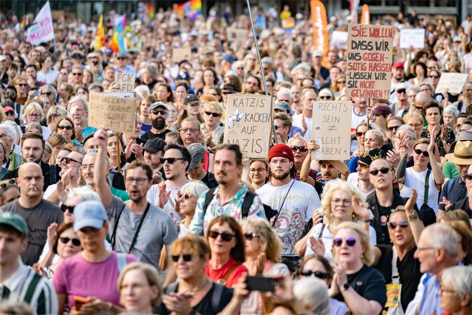 Tausende demonstrierten in der Domstadt gegen Rechtsextremismus.Benjamin Westhoff/dpa
