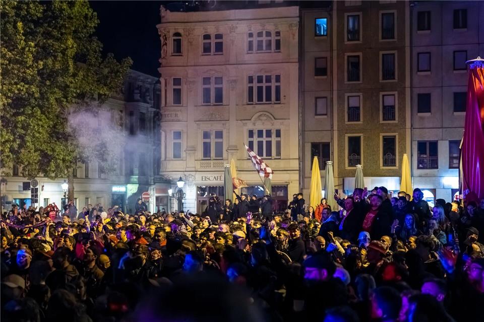 Tausende feierten gemeinsam mit der Mannschaft.Frank Hammerschmidt/dpa