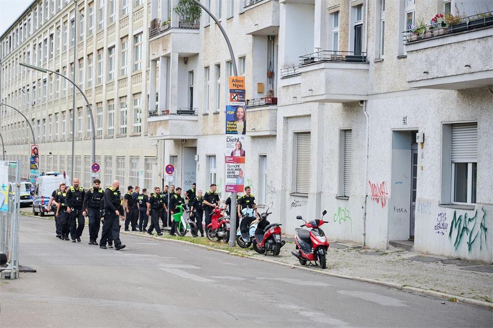 Tausende haben ihre Wohnungen wegen der Bombenentschärfung in Berlin-Neukölln verlassen müssen.Annette Riedl/dpa