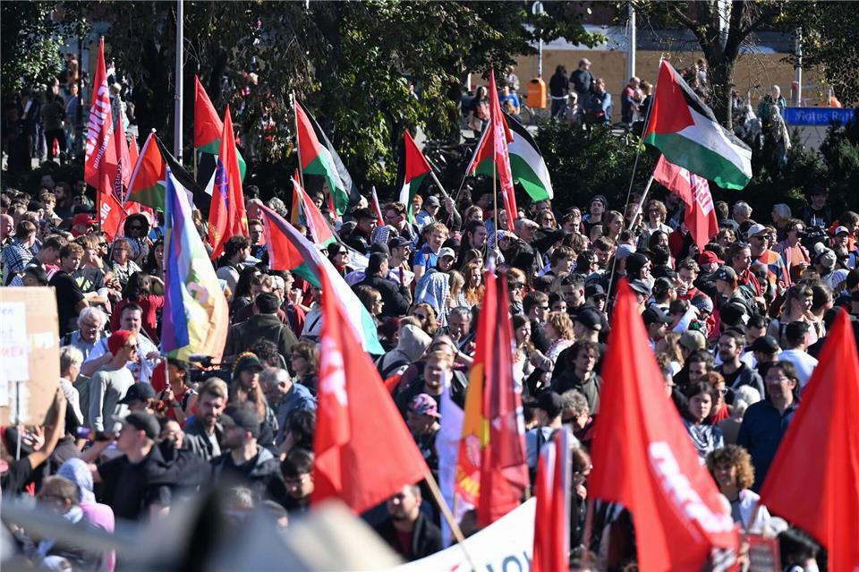 Tausende haben sich in Berlin für eine Demonstration gegen den Gaza-Krieg versammelt.Annette Riedl/dpa