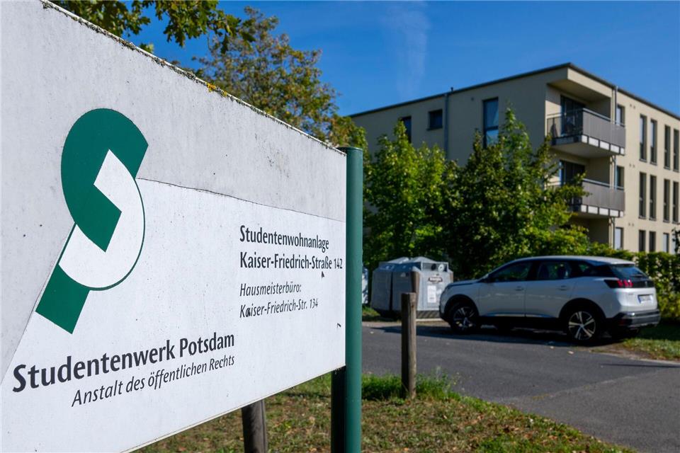 Tausende junge Leute haben in Brandenburg zum Wintersemester ein Studium aufgenommen - in einigen Hochschulstädten bereitet ihnen knapper Wohnraum Probleme (Archivbild). Monika Skolimowska/dpa