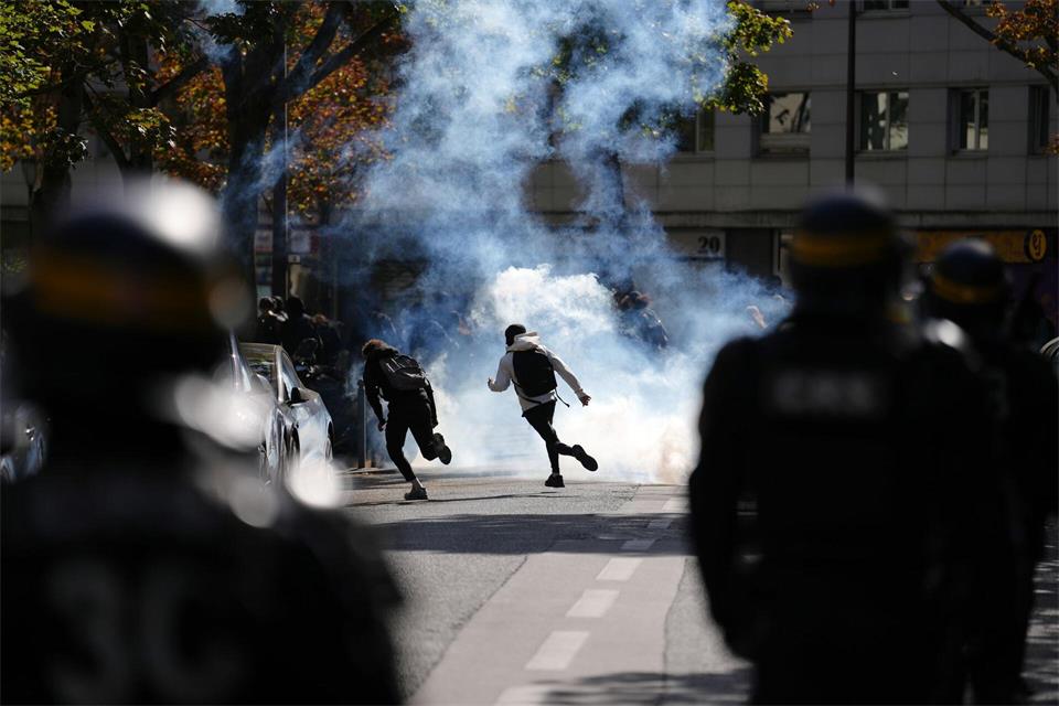 Tausende junge Menschen wurden am Rande der Proteste festgenommen.Aurelien Morissard/AP/dpa