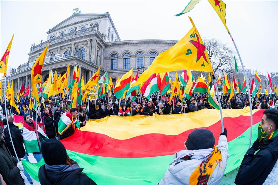 Tausende kamen am Samstag zu einer pro-kurdischen Demonstration in Hannover.Michael Matthey/dpa