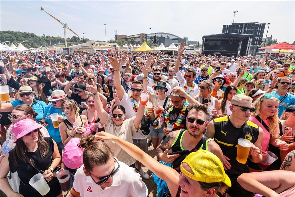 Tausende machen Party in Oberhausen.Christoph Reichwein/dpa