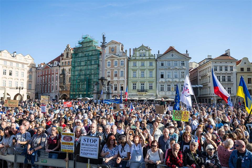 Tausende nahmen an einer Demonstration gegen Populisten und Extremisten auf dem Altstädter Ring in Prag teil.Kamaryt Michal/CTK/dpa
