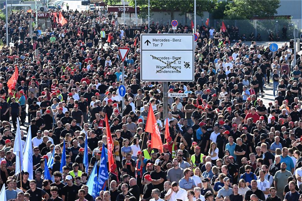 Tausende protestieren gegen den Sparkurs bei Mercedes-Benz.Bernd Weißbrod/dpa