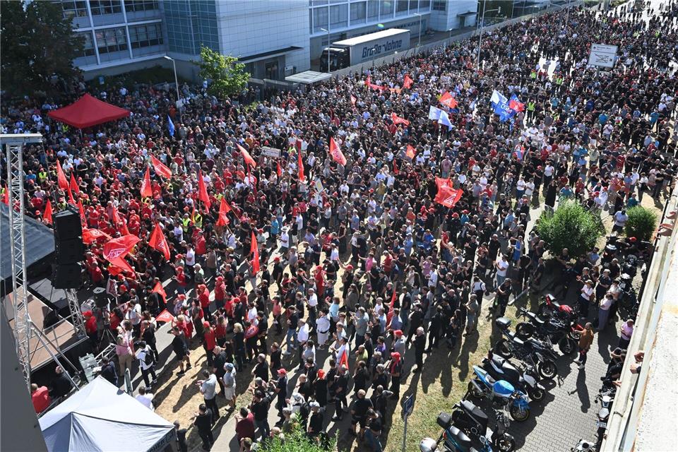 Tausende protestieren gegen den Sparkurs bei Mercedes-Benz.Bernd Weißbrod/dpa