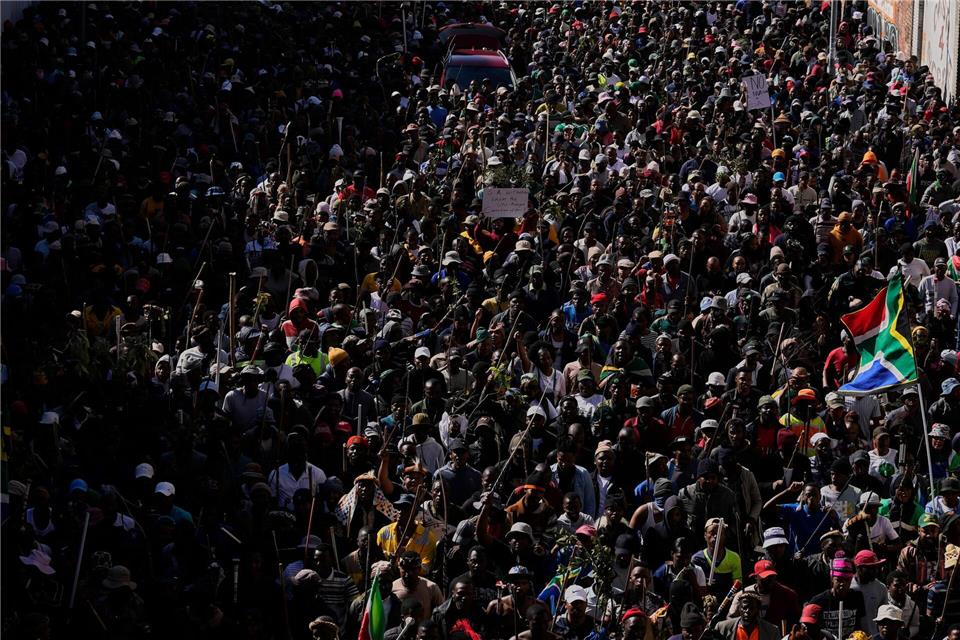 Tausende protestierten gegen illegale Migranten. Themba Hadebe/AP/dpa