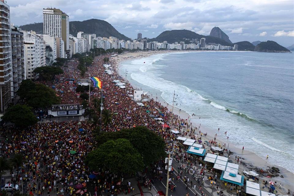 Tausende versammeln sich an der weltberühmten Copacabana. (Archivbild)Bruna Prado/AP/dpa