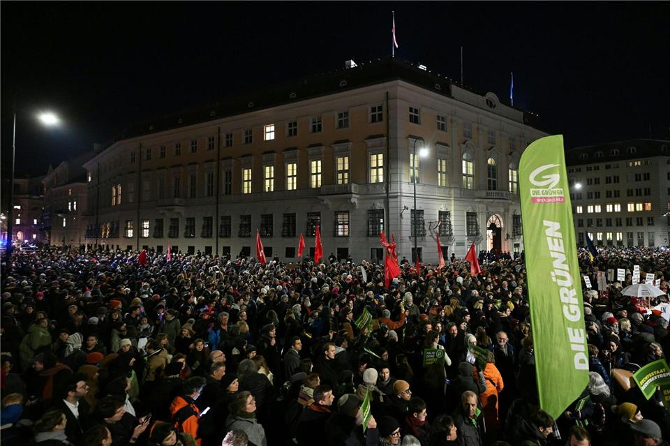 Tausende versammelten sich vor dem Kanzleramt.Helmut Fohringer/apa/dpa