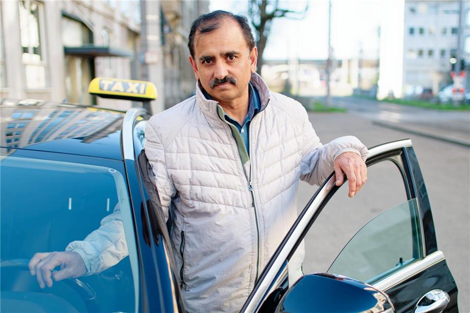 Taxifahrer Muhammad Afzal steht mit seinem Taxi an der Stelle in Mannheim, an der er mit seinem Auto den Amokfahrer stoppte. (Archivbild)Uwe Anspach/dpa