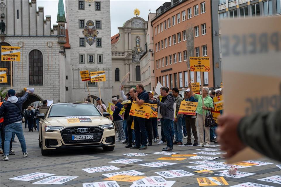 Taxifahrerinnen und Taxifahrer hatten schon lange für Mindestpreise und für einen fairen Wettbewerb demonstriert. (Archivbild)Leonie Asendorpf/dpa