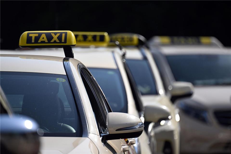 Taxis mussten lange Zeit eine vorgegebene Farbe haben - zuletzt hat nun Sachsen-Anhalt die Regelung gekippt. (Symbolbild)Federico Gambarini/dpa