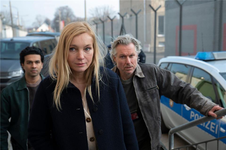 Tayfun Bastürk (Altamasch Noor, links), Judith Schrader (Nadja Uhl) und Jochen Montag (Dirk Borchardt) rücken zur Durchsuchung an.Christoph Assmann/ZDF/dpa