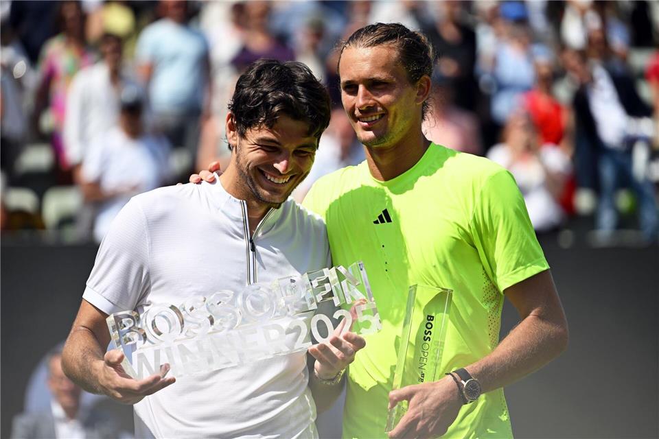 Taylor Fritz (l) wird nach seinem Finalsieg gegen Alexander Zverev (r) im vergangenen Juni auch 2026 wieder in Stuttgart spielen.Marijan Murat/dpa