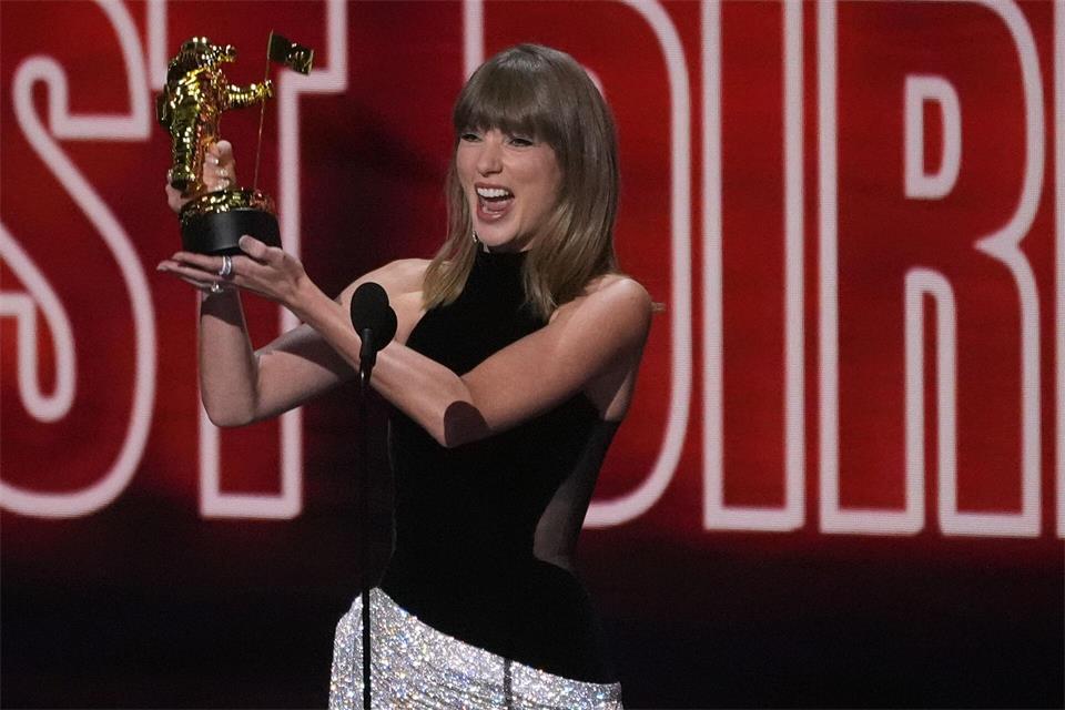 Taylor Swift hält den „MTV VMA Artist Director Honors“-Preis hoch.Chris Pizzello/Invision/AP/dpa