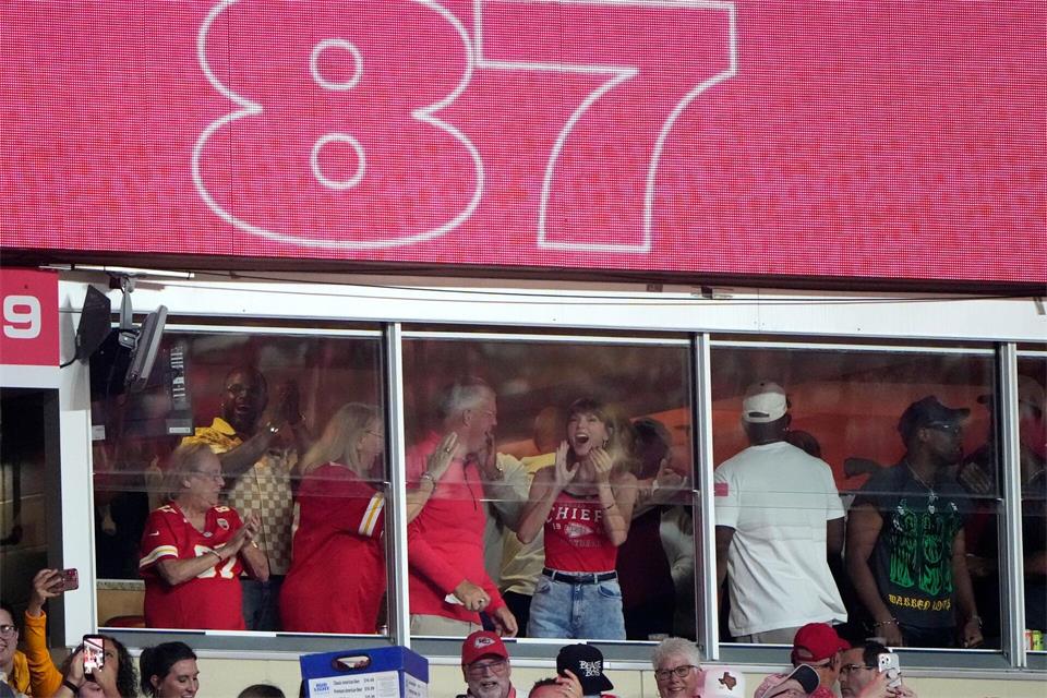 Taylor Swift jubelt über einen Touchdown von Travis Kelce. Charlie Riedel/AP/dpa