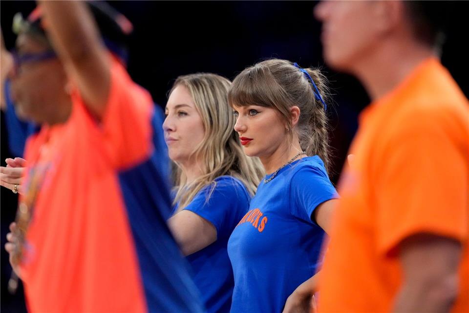 Taylor Swift und Este Haim schauen während der ersten Hälfte von Spiel 4 in der NBA-Finalserie zwischen den New York Knicks und den San Antonio Spurs zu.Ross D. Franklin/AP/dpa
