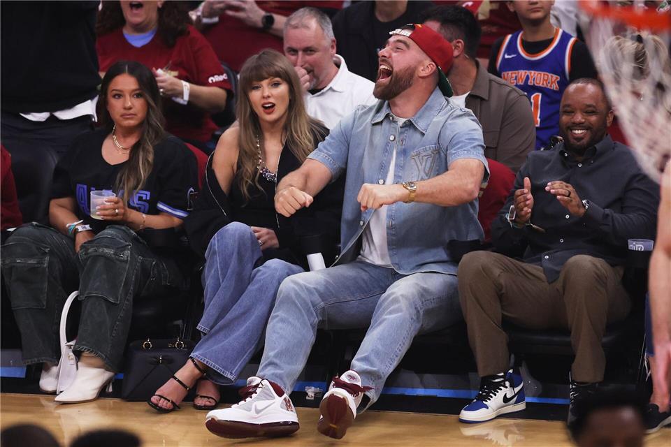 Taylor Swift und NFL-Profi Travis Kelce saßen im Publikum.Tim Phillis/AP/dpa