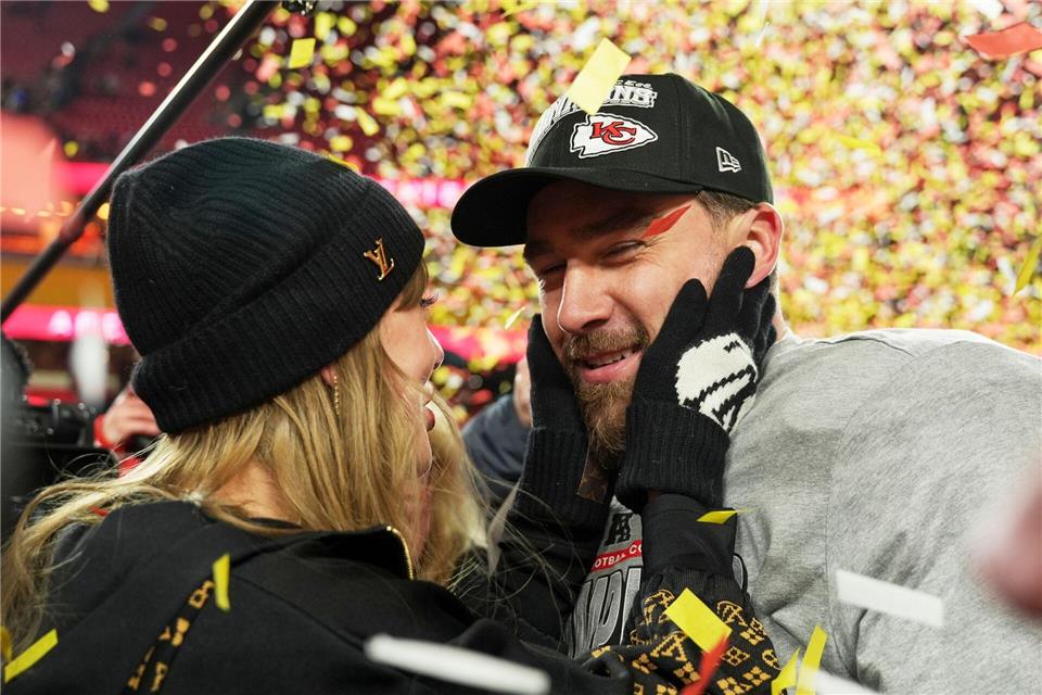 Taylor Swift und Travis Kelce haben sich verlobt. (Archivbild) Charlie Riedel/AP/dpa
