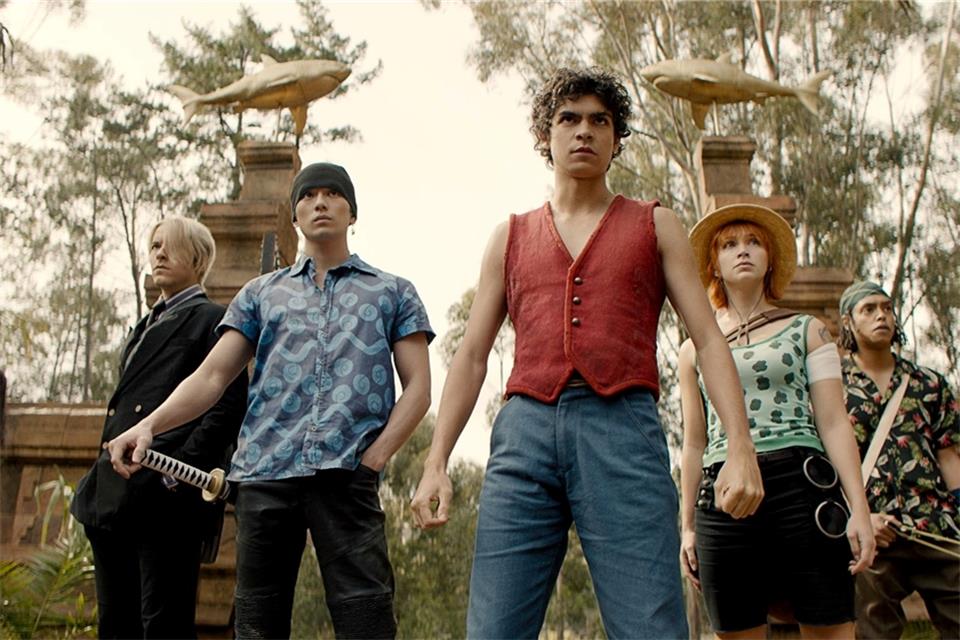 Taz Skylar als Sanji (l-r), Mackenyu Arata als Roronoa Zoro, Iñaki Godoy als Monkey D. Luffy, Emily Rudd als Nami und Jacob Romero Gibson als Usopp im ersten Teil der Netflix-Serie „One Piece“.