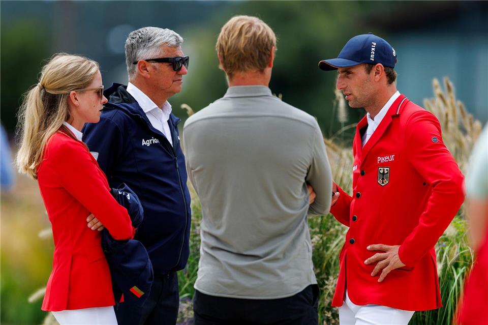 Team-Besprechung bei der EM der Springreiter.Stefan Lafrentz/dpa