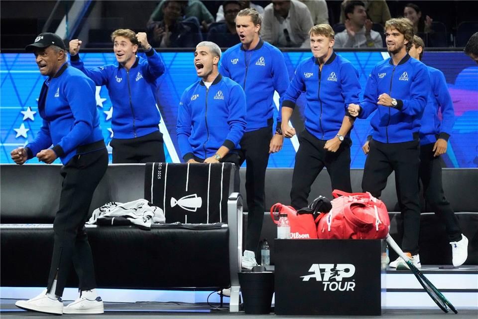 Team Europa mit dem Deutschen Alexander Zverev (4. v. l.) liegt beim Laver Cup gegen Team Welt in Führung.Jeff Chiu/AP/dpa