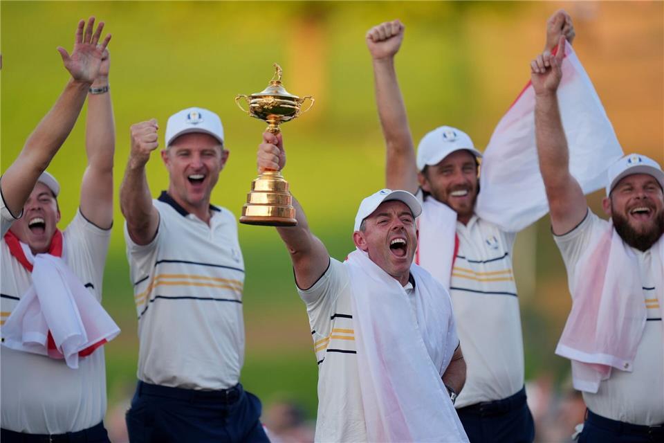 Team Europas Rory McIlroy halt dem Sieg im Ryder Cup auf dem auf dem Bethpage Black Golfplatz die Trophäe.Seth Wenig/AP/dpa