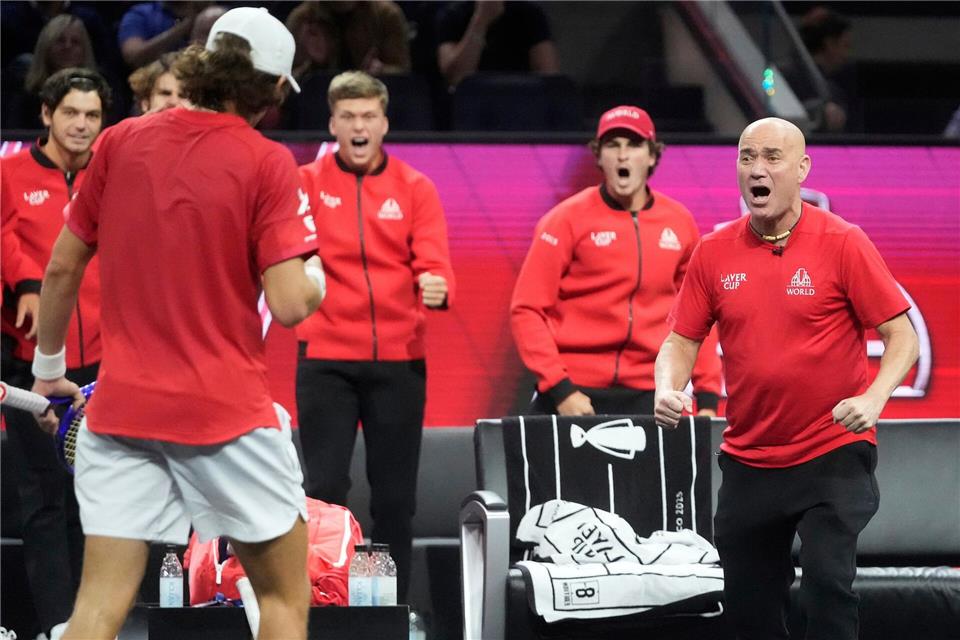 Team-Welt-Kapitän Andre Agassi (r) jubelt über einen starken Auftritt seiner Spieler.Jeff Chiu/AP/dpa