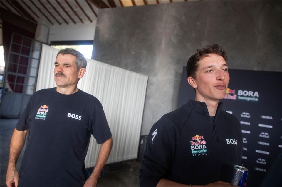 Teamchef Ralph Denk (l.) verbindet große Hoffnungen mit Florian Lipowitz.Clara Margais/dpa