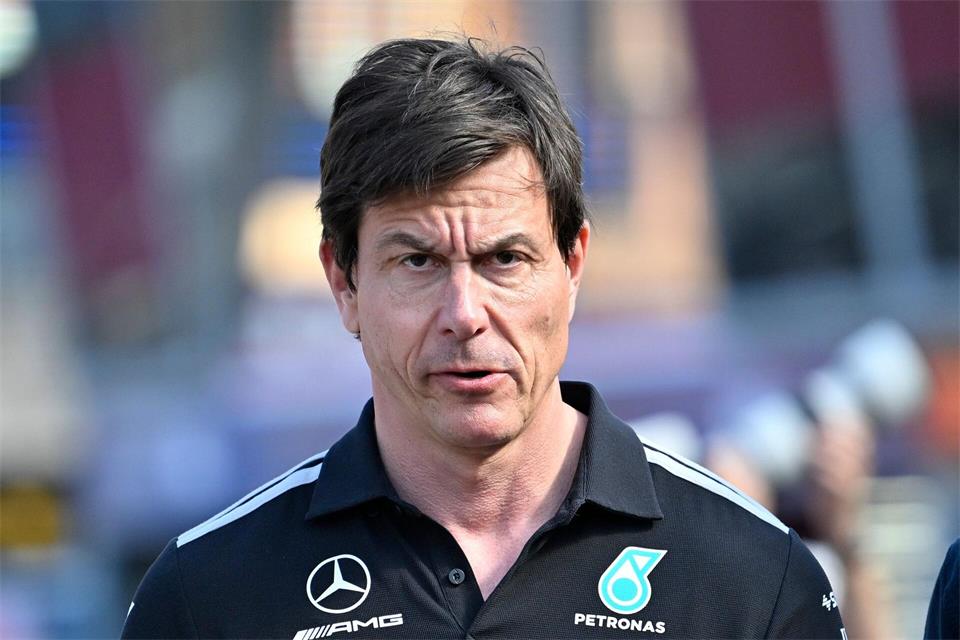 Teamchef Toto Wolff sieht Mercedes im Entwicklungsrennen im Rückstand. (Archivbild)Philippe Magoni/AP/dpa